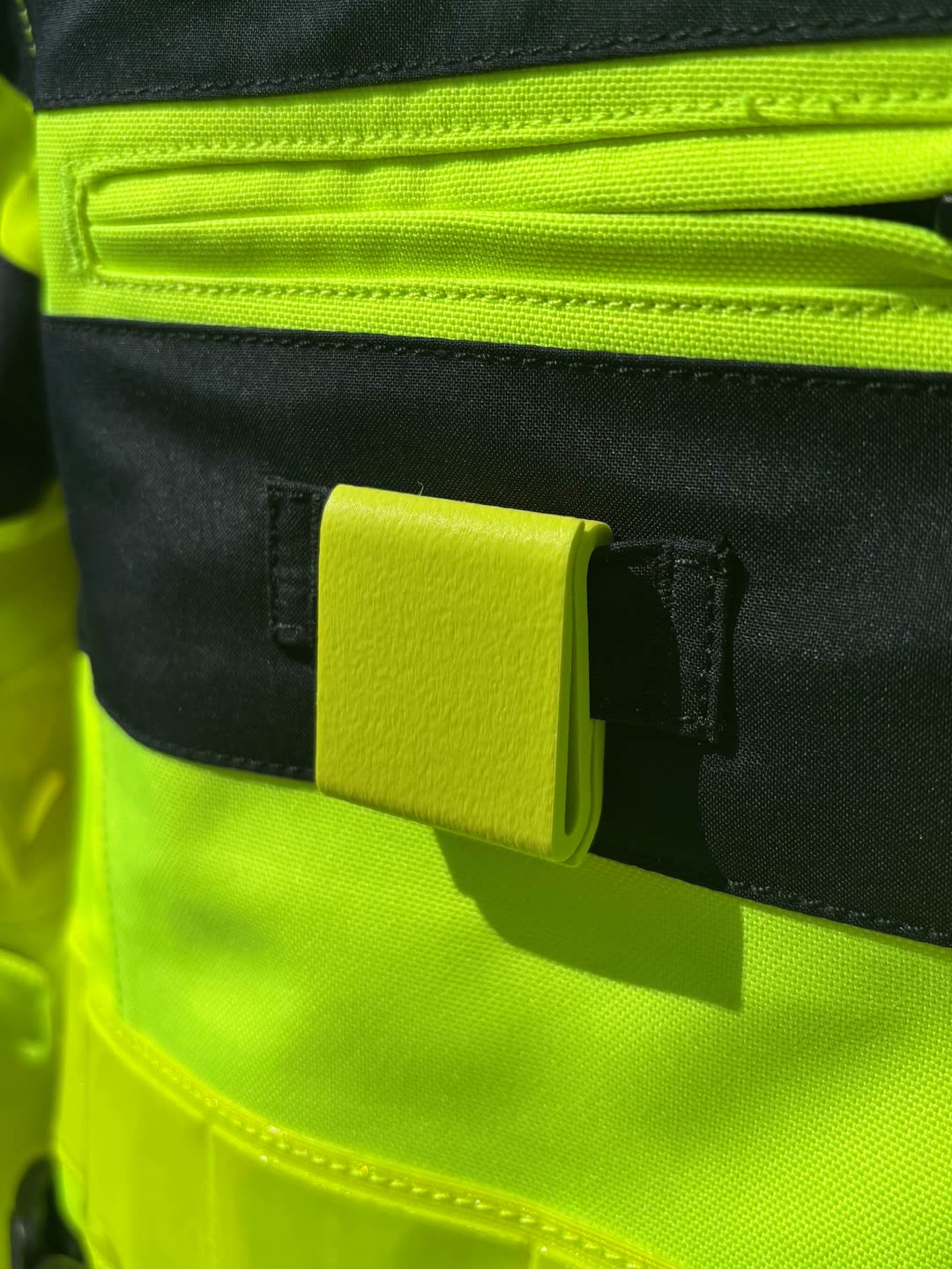 Gele motorclip op een motorjas van de politie