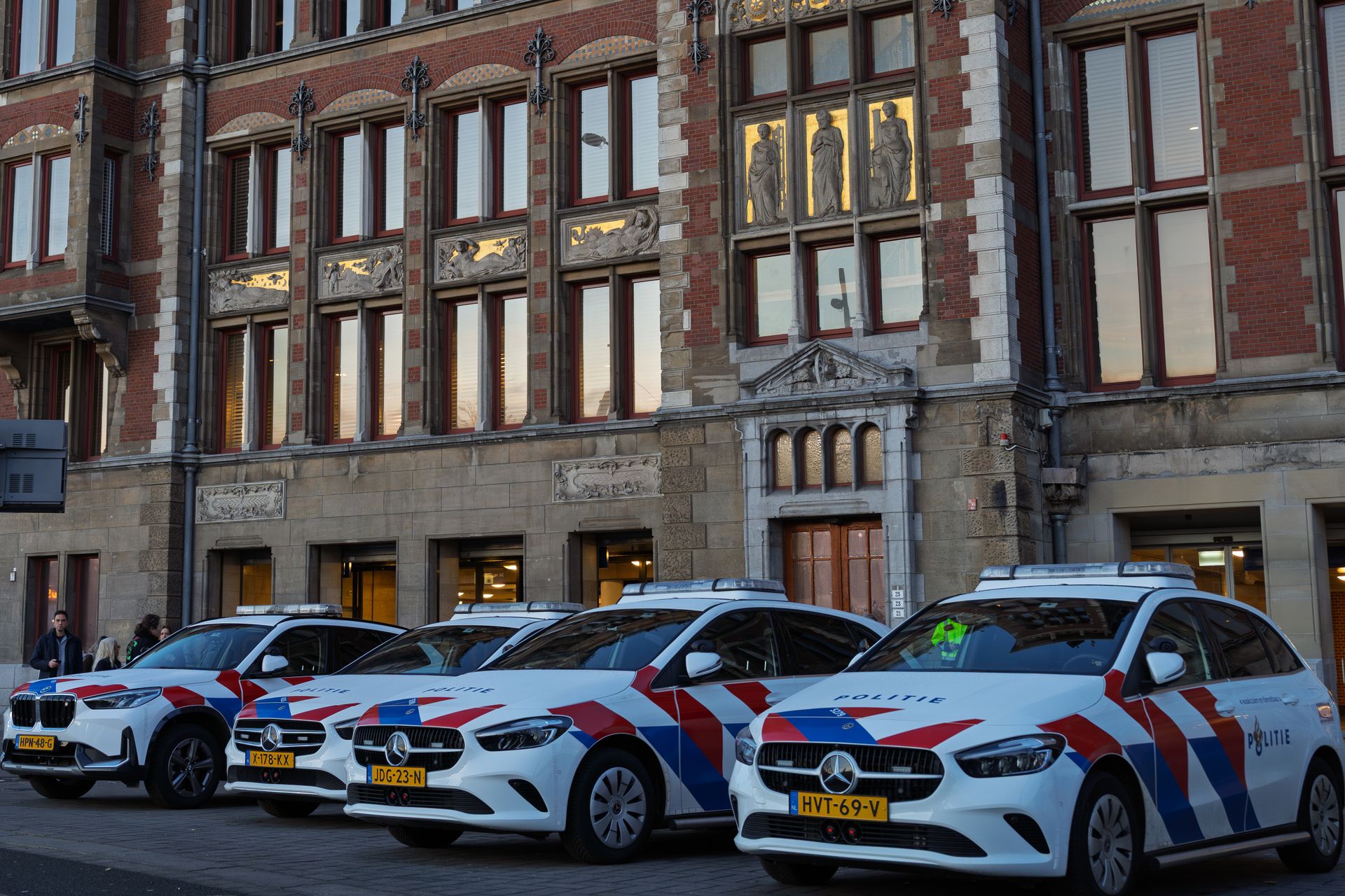 Politieauto's geparkeerd voor een historisch gebouw