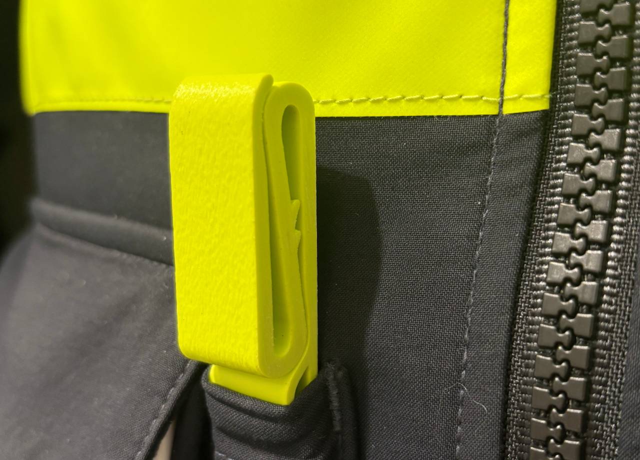 Der untere Teil des Dienstclips wird in den Stifthalter der Sicherheitsweste geschoben