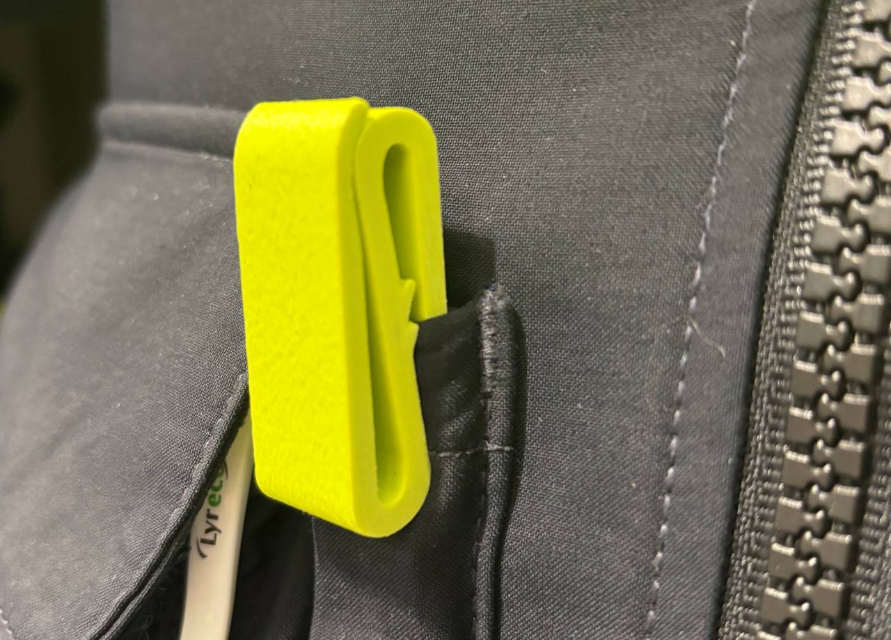 Der Dienstclip wird weiter nach unten in den Stifthalter gedrückt