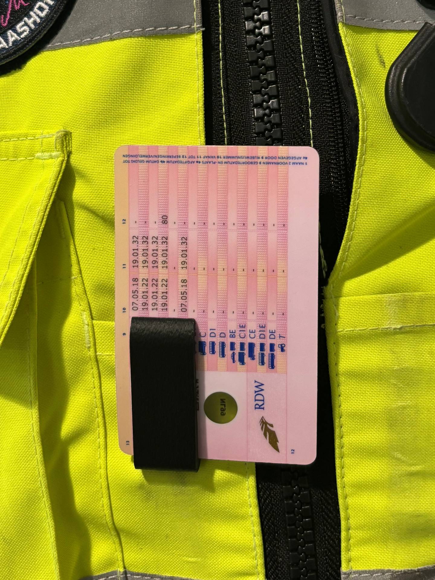 Dienstclip op het veiligheids vest van handhaving