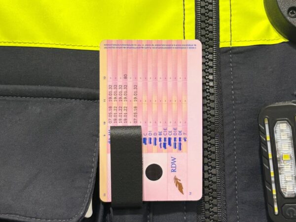Dienstclip op het veiligheids vest van de politie