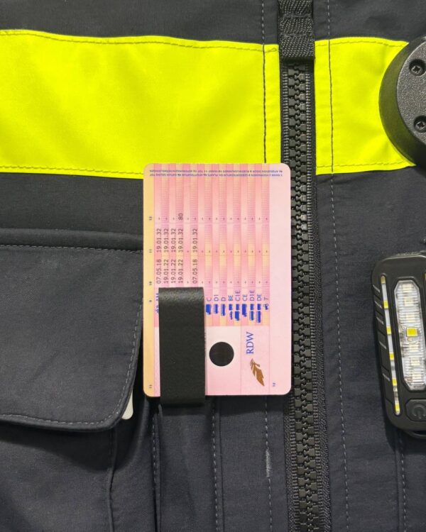 Dienstclip op het veiligheids vest van de politie