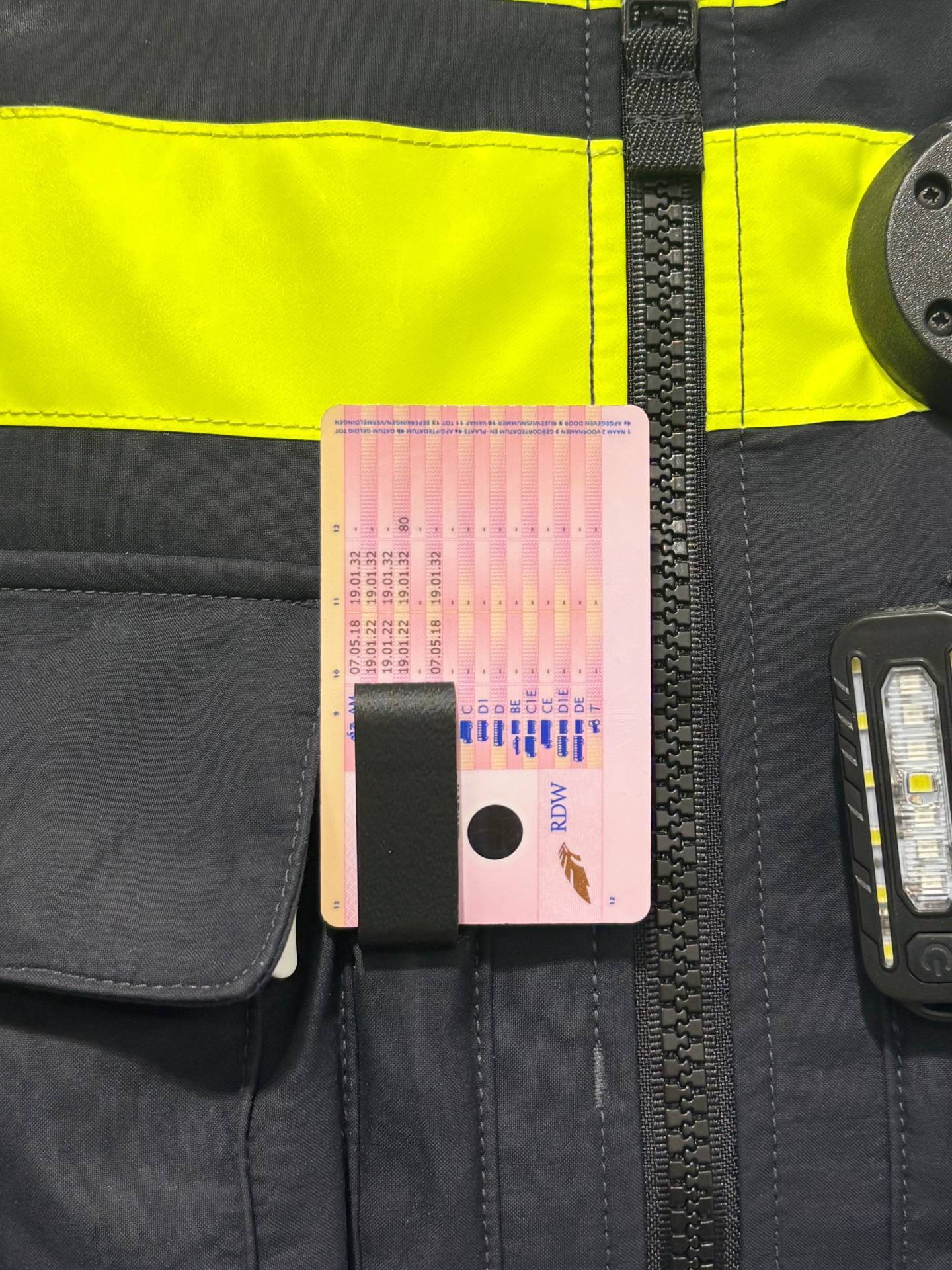 Dienstclip op het veiligheids vest van de politie